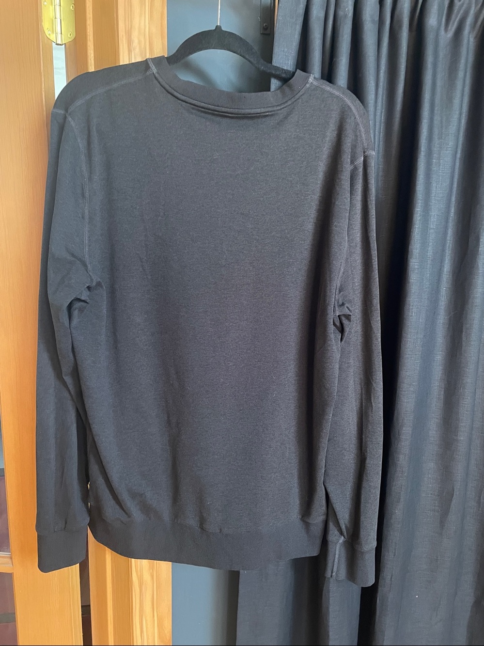 Vuori Black Long-Sleeve Crewneck Sweatshirt - Picture 4 of 4